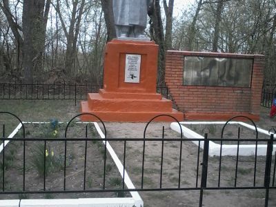 Братская могила 4 советских воинов, погибших в 1941 г. в бою с немецко-фашистскими захватчиками