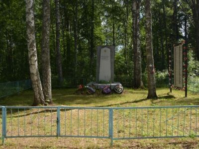 Братская могила воинов Советской Армии, погибших в 1941-1942 гг. в боях с немецко-фашистскими захватчиками