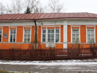 Здание бывшего 2-х классного народного училища, построенного и открытого по инициативе И.Н. Ульянова