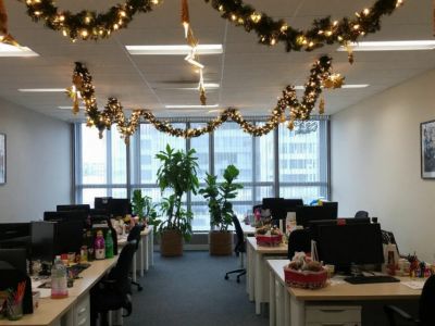 Юрист предупредил о штрафах за украшение рабочих мест к Новому году