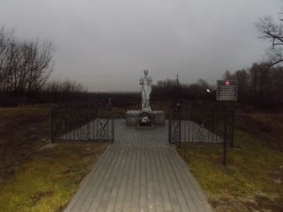 Братская могила воинов Советской Армии, погибших в феврале 1943 года. Захоронено и установлено фамилий на 4 человека. Скульптура установлена в 1950 году