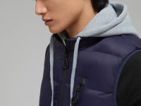 Утепленный жилет со съемным капюшоном