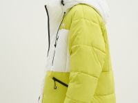 Утепленная куртка с контрастной отделкой