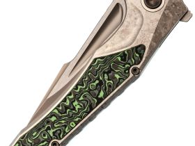 Складной нож TUOTOWN Guerrero, сталь M390, рукоять Grey Crystal Ti/Green Carbon Fiber