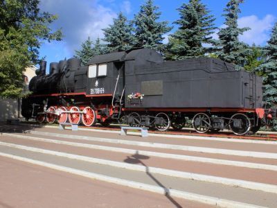 Памятник-паровоз, доставивший в 1943 г. в Ленинград первый после прорыва блокады эшелон с грузами