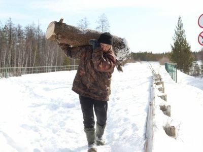 Сотрудники Минэкологии Якутии провели субботник по расчистке завала русла реки Кэнкэмэ