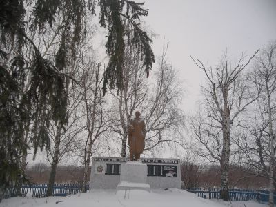 Памятник воинам, погибшим в Великой Отечественной войне 1941-1945 гг. Фигура солдата с автоматом высотой 5 м. Мемориальные плиты с именами погибших. Сооружен из железобетона