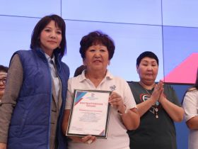 В Якутии в День волонтера отметили лучших добровольцев