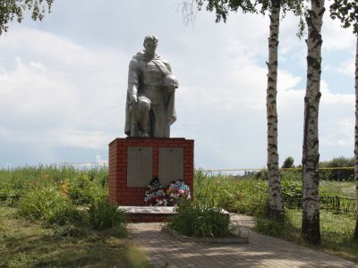 Братская могила советских воинов, погибших в боях с фашистскими захватчиками