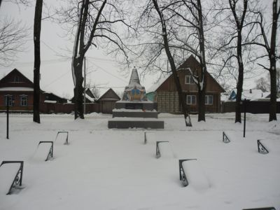 Братское кладбище  воинов Советской Армии, погибших в 1943 г., организаторов партизанского движения, погибших в 1942 г., здесь же захоронены Маметова Маншук Жиенгалеевна (1922-1943), Герой Советского Союза и Петров Владимир Яковлевич (1921-1943), Герой Со