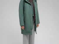 Утепленное пальто с капюшоном