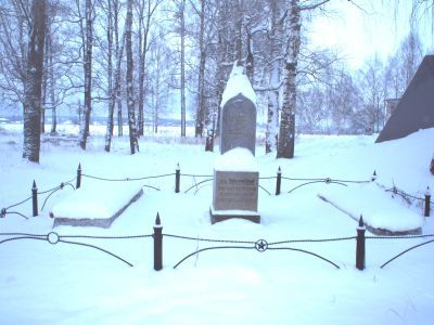 Три могилы, в которых захоронены: П. Виноградов - секретарь Архангельского горкома партии, убитый белогвардейцами на Северном фронте в 1918 году; моряк Гоголькин, убитый интервенцами в 1919 году; Ф.А. Панов - секретарь С-Двинского губисполкома, умер в 192