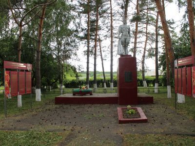 Братская могила советских воинов, погибших в боях с фашистскими захватчиками в 1943 году. Захоронено 34 человека, имена 13 человек установлены.