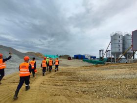 Студенты Якутии и Иркутска прошли практику на площадке строительства Ленского моста