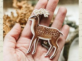 Деревянная брошка Дворникова А. "Олень"