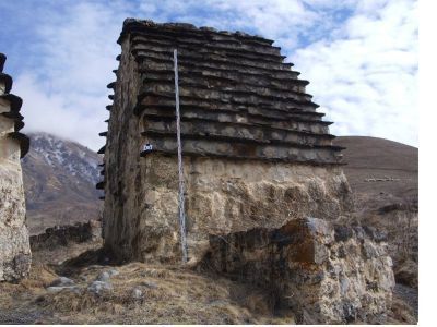 Склеп наземный с двухскатной ступенчатой кровлей 18