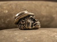 Бусина для темляка Горилла в шляпе, мельхиор