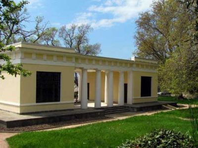 Чайный домик и парковые сооружения