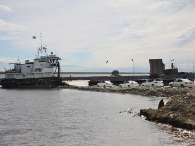В Нижнем Бестяхе затопило два причала паромной переправы