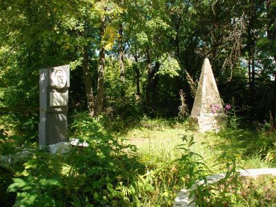 Могила и обелиск лучшей учительницы республики Шумиловской Татьяны Ивановны (1868-1941 гг.)