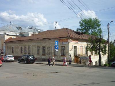 Здание (бывшая мужская гимназия), где учились народоволец Н.А. Желваков, народники П.А. Голубев, Н.А. Чарушин, известные ученые: В.М. Бехтерев, А.Н. Бакулев, Н.В. Рудницкий, Н.А. Буш, А.А. Спицын, К.Э. Циолковский и др.