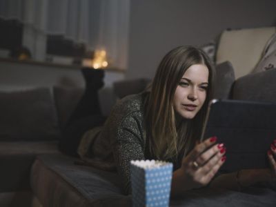 Почти 19 часов в месяц пользователи проводят в онлайн-кинотеатрах