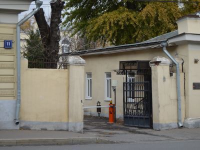 Ограда с пилонами ворот, XIX в., 1910-е гг., архитекторы П.А. и В.П.Дриттепрейсы