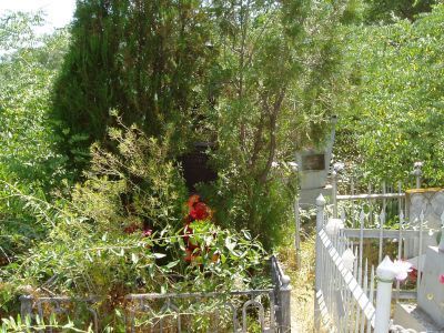 Могила гвардии лейтенанта, Героя Советского Союза М.П. Криворотова, погибшего в 1943 г. при защите дальних подступов к г.Астрахани  (1920-1943 гг.)