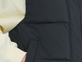 Утеплённый жилет с капюшоном, Черный