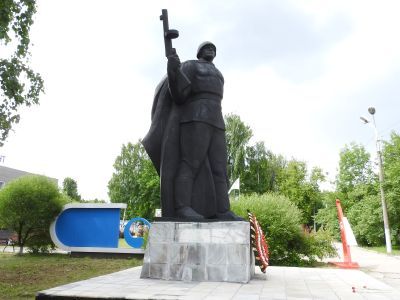 Памятник рабочим и служащим химико-механического завода, погибшим в годы Великой Отечественной войны