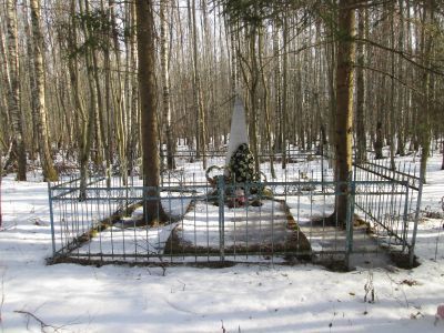 Братская могила воинов Советской Армии и партизан, погибших в 1941-1943 гг. в боях с немецко-фашистскими захватчиками. Установлен обелиск