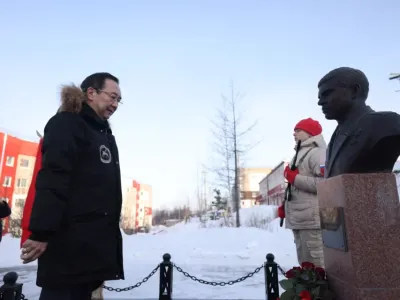 Айсен Николаев возложил цветы к бюсту Героя России Игоря Молдованова