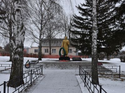 Братская могила советских воинов, погибших в боях с фашистскими захватчиками в 1943 году. Захоронено 42 человека, имена всех установлены. Скульптура советского воина