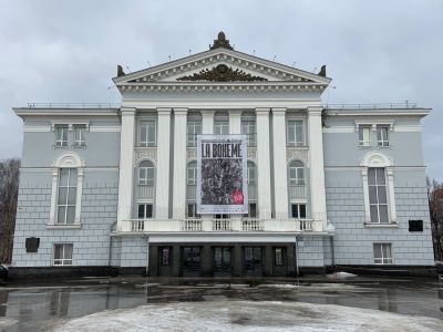 Здание городского театра, где в 1917 г. была провозглашена Советская власть в Пермской губернии, здесь в спектаклях и концертах выступали А.В. Нежданова, Л.В. Собинов (1927 г.), И.С. Козловский, С.Я. Лемешев (1941-1944 гг.)