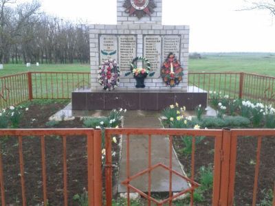 Братская могила воинов Советской Армии, погибших в 1942 - 1943 гг.