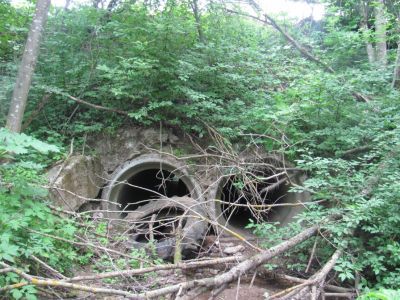 Мост кирпичный через ручей