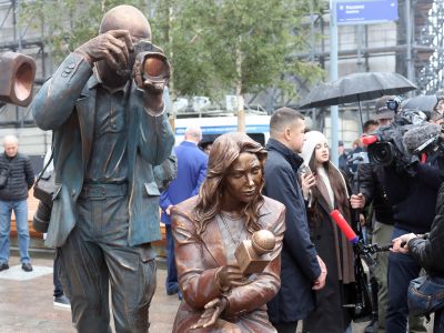 В сквере ТАСС открыли скульптурную композицию "Российские журналисты"