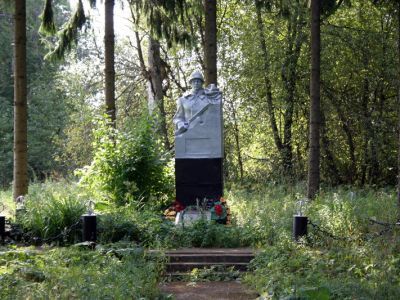 Братское захоронение советских воинов, погибших в 1919 и 1941-44 гг.