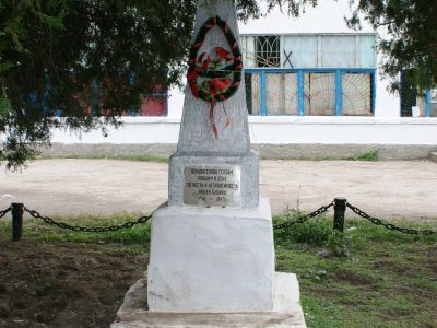 Могила советского летчика-истребителя, павшего в бою с немецко-фашистскими оккупантами