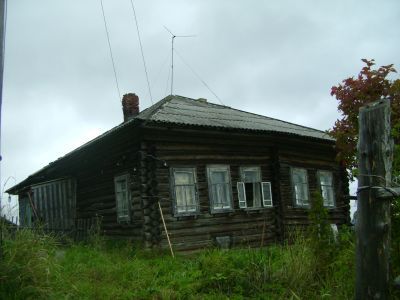 Дом, в котором с 1938 г. жил лесоруб-тысячник, стахановец лесной промышленности Карманов Антон Васильевич