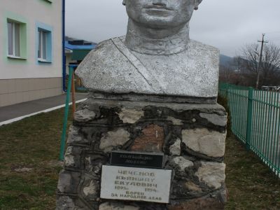 Памятник участнику гражданской войны Чеченову К.Э.