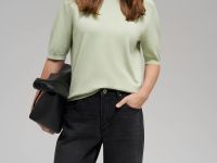 Легкий джемпер полуприлегающего кроя с коротким рукавом