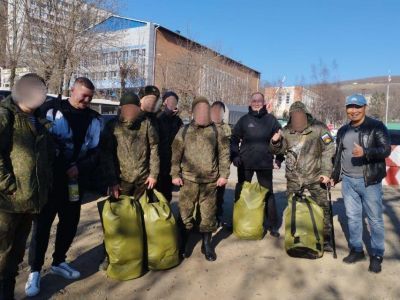 Зимнее обмундирование передало участником СВО постпредство Якутии по ДФО