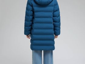 Утепленное пальто с капюшоном