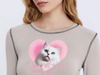 Серый укороченный лонгслив с принтом Глория Джинс