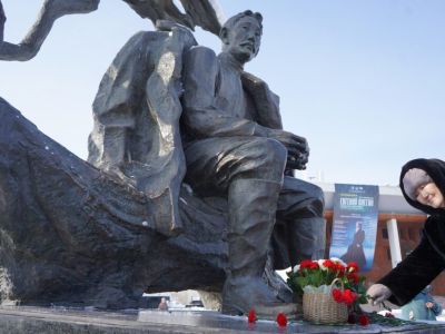 В Якутске возложили цветы к памятнику Алексею Кулаковскому