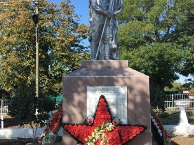 Братская могила советских воинов, погибших в боях с фашистскими захватчиками