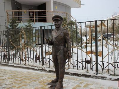 Символ правопорядка: в Якутске появился памятник участковому