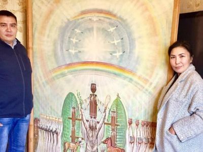 Семья художника Тимофея Степанова подарила селу Кюндяйи картину стоимостью 1,5 миллиона рублей