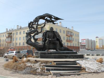 Памятник основоположнику якутской национальной литературы А.Е. Кулаковскому